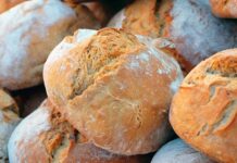 Co można dodać do chleba żytniego?