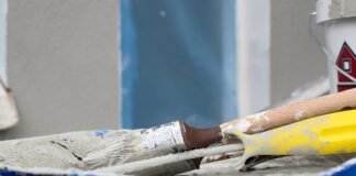 Jak pomalować ścianę pokryta lakierem?