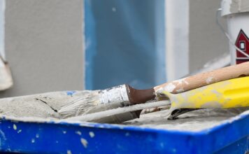 Jak pomalować ścianę pokryta lakierem?