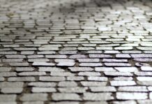 Czy chodnik musi być oznaczony?