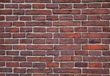 Czym się łączy cegły?