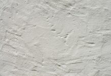 Ile powinno być tynku na kablu?